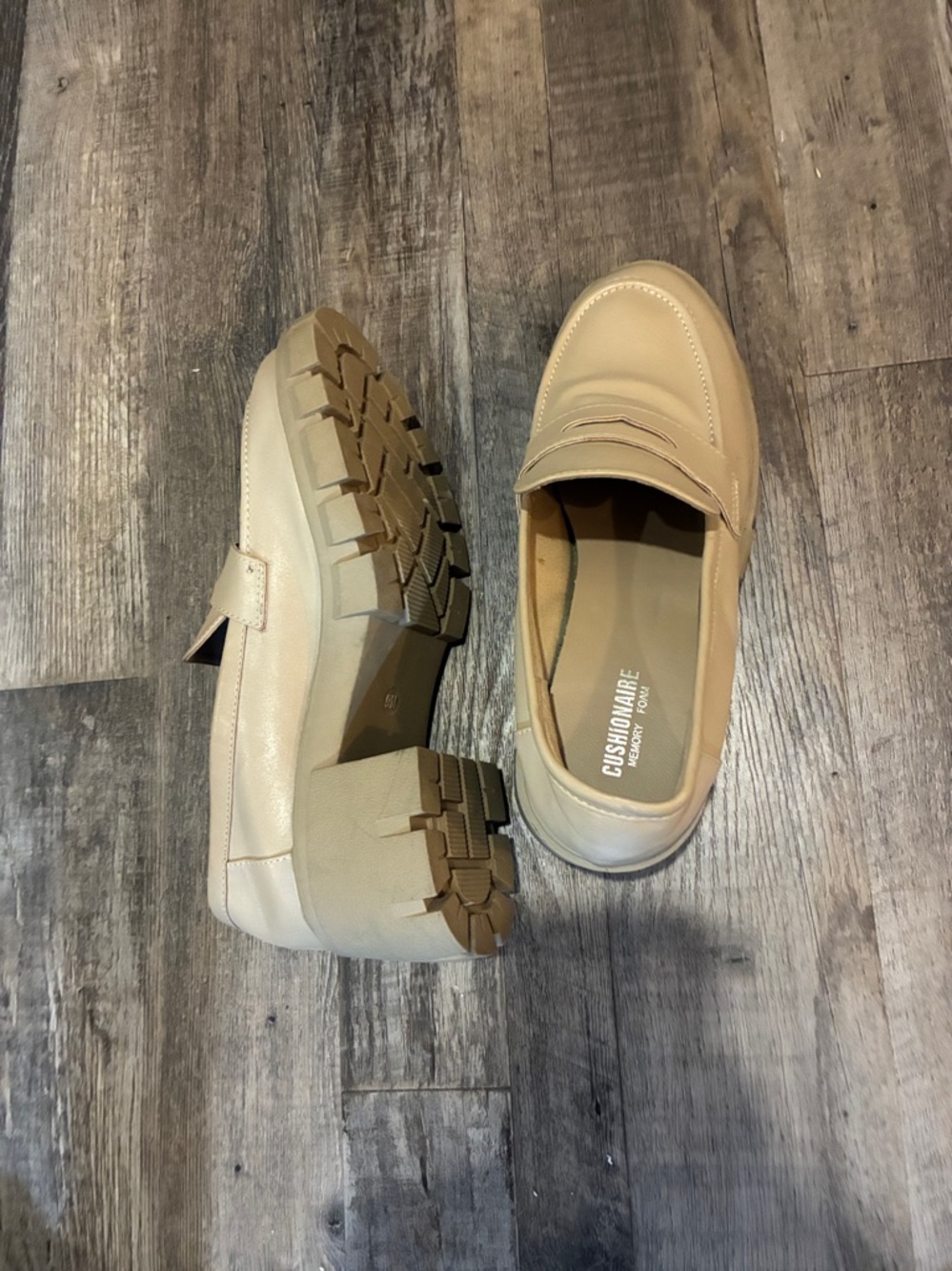 Y2K VTG Cushionaire Memory Foam Chunky Lug Cream Loafers 2 1/2” heel 9 Worn 1x